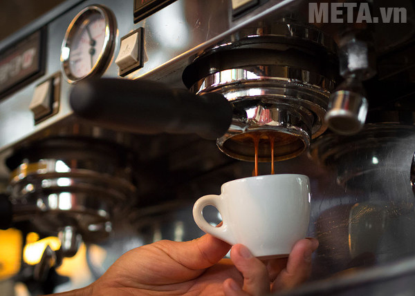 Cà phê chảy quá nhanh là một lỗi thường gặp ở máy pha cà phê