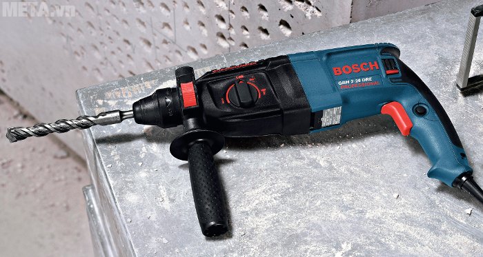 Bosch GBH 2-26 DRE đi kèm tay cầm phụ, thước đo độ sâu giúp khoan bê tông, tường, gỗ chính xác