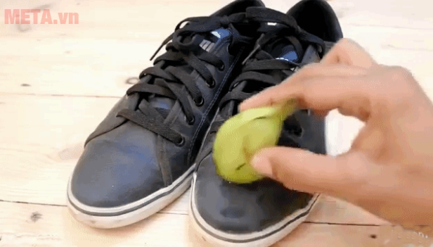 c này, bạn hãy cắt lấy nửa quả chuối và dùng chuối chà lên bề mặt da giày.
