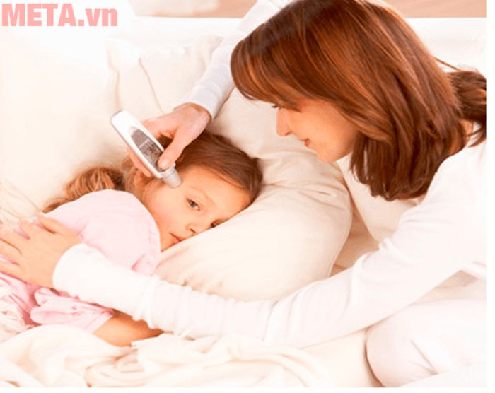 Theo dõi thân nhiệt của bé thường xuyên để đảm bảo an toàn cho sức khỏe của bé Theo dõi thân nhiệt của bé thường xuyên để đảm bảo an toàn cho sức khỏe của bé