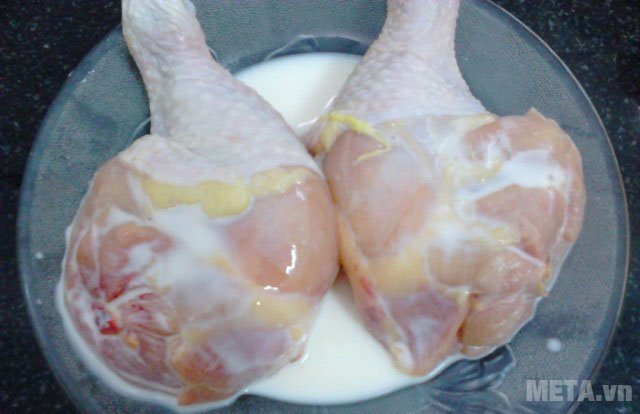 Mang đùi gà đi ướp với sữa tươi, nước cốt dừa và hạt nêm 