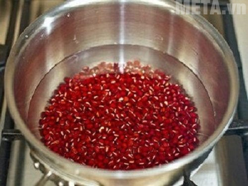 Bạn cần ngâm đậu trước khi nấu, để đậu được mềm hơn Bạn cần ngâm đậu trước khi nấu, để đậu được mềm hơn