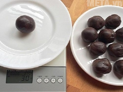 Viên đậu thành những hình tròn để làm nhân bánh Viên đậu thành những hình tròn để làm nhân bánh