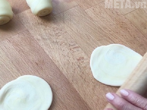 Bạn cán bột lần hai và lưu ý không nên cán bột mỏng quá Bạn cán bột lần hai và lưu ý không nên cán bột mỏng quá