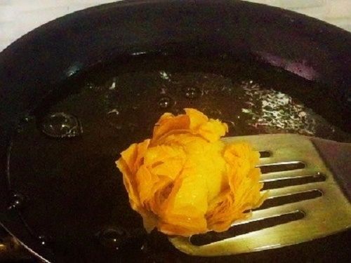 Chiếc bánh khi bạn chiên sẽ có hình hoa sen đẹp mắt Chiếc bánh khi bạn chiên sẽ có hình hoa sen đẹp mắt