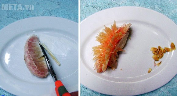 ắt mép múi bưởi và tách tép bưởi làm hai phần đều nhau rồi bỏ hạt đi 