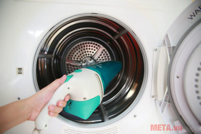 Sử dụng máy hút bụi cầm tay để làm sạch lồng giặt của máy giặt