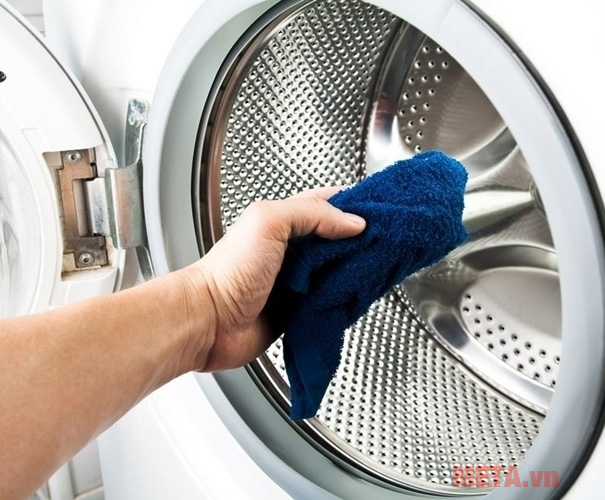 Sử dụng khăn để lau lồng giặt của máy giặt