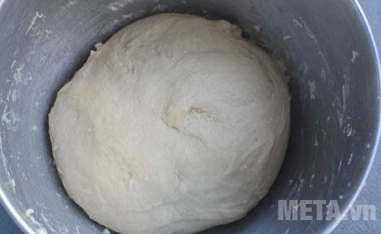 Cho bột mì vào tô trộn 