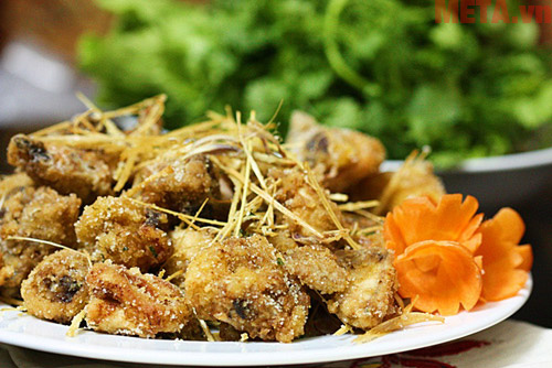 Gà rang muối là món ăn quen thuộc của nhiều gia đình người Việt Gà rang muối là món ăn quen thuộc của nhiều gia đình người Việt