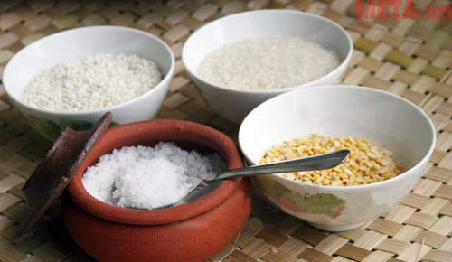 Các nguyên liệu chuẩn bị làm phần muối cho món gà Các nguyên liệu chuẩn bị làm phần muối cho món gà