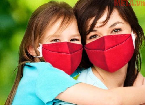 Bé nên đeo khẩu trang khi ra đường để tránh các bụi bẩn ảnh hưởng đến đường hô hấp Bé nên đeo khẩu trang khi ra đường để tránh các bụi bẩn ảnh hưởng đến đường hô hấp