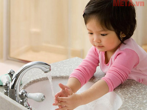 Rửa tay trước và sau khi ăn sẽ giúp bé loại bỏ các vi khuẩn gây bệnh Rửa tay trước và sau khi ăn sẽ giúp bé loại bỏ các vi khuẩn gây bệnh