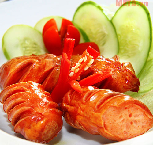 Chỉ với 7 phút trong nồi chiên bạn đã có ngay món xúc xích thơm ngon Chỉ với 7 phút trong nồi chiên bạn đã có ngay món xúc xích thơm ngon