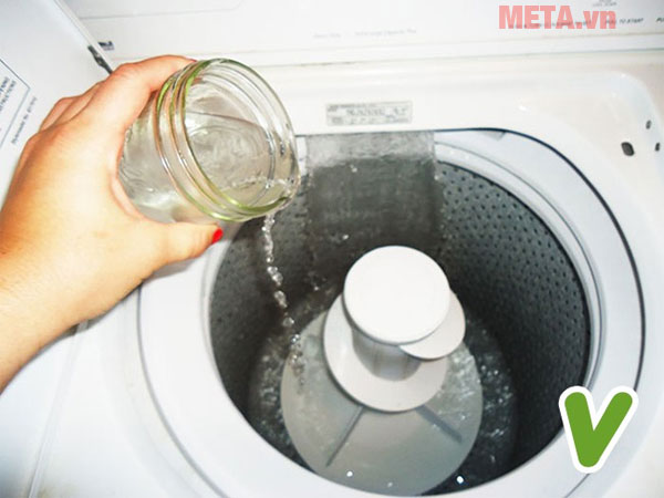 Nếu quần áo có chất liệu vải cứng bạn nên thêm chút giấm để làm mềm vải Nếu quần áo có chất liệu vải cứng bạn nên thêm chút giấm để làm mềm vải