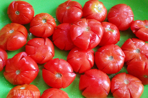 Cà chua rửa sạch dùng dao nhọn khứa dọc quả thành 4 hoặc 5 múi
