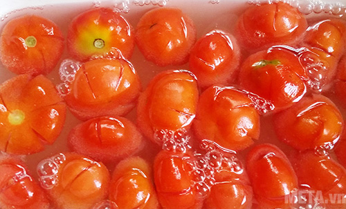 Ca chua bạn đem ngâm nước vôi trong 6-8 tiếng hoặc qua đêm