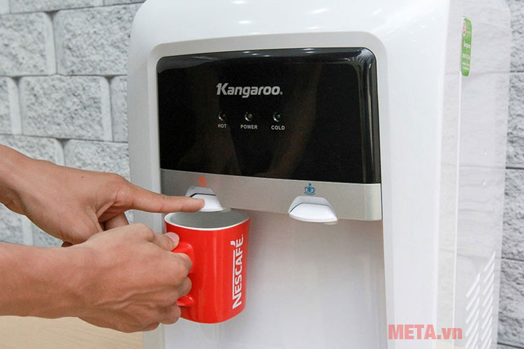 Cây nước nóng lạnh Kangaroo KG-33TN có nhiệt độ làm nóng 85 - 95 độ C. Cây nước nóng lạnh Kangaroo KG-33TN có nhiệt độ làm nóng 85 - 95 độ C.