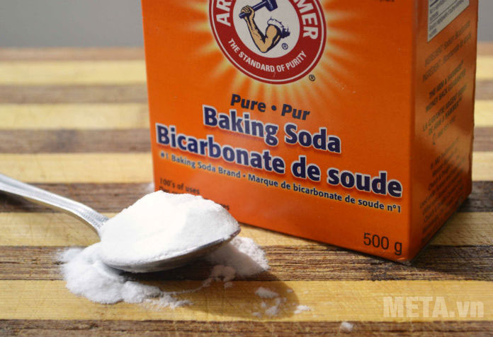 Làm sạch đáy chảo bằng baking soda 