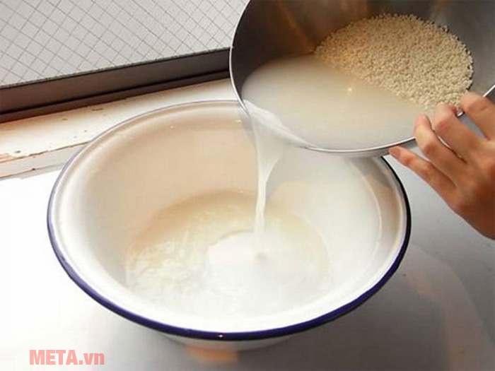 Đổ nước vo gạo ra bát Đổ nước vo gạo ra bát