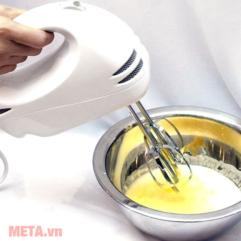 Dùng máy đánh trứng để trộn nhồi bột, đánh trứng, đánh kem khi làm bánh dễ dàng hơn.