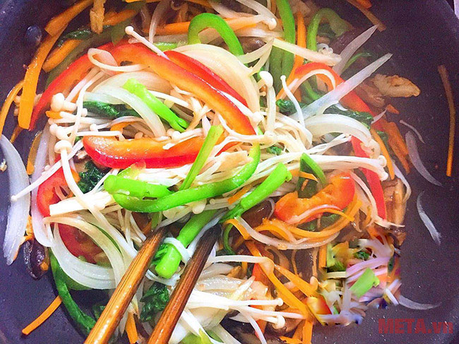 Đảo đều hỗn hợp rau củ Đảo đều hỗn hợp rau củ