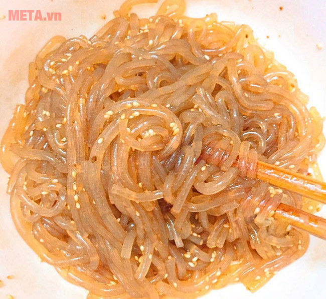 Trộn miến với gia vị cho ngấm Trộn miến với gia vị cho ngấm