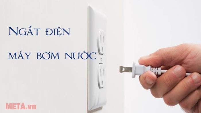 Ngắt điện máy bơm nước khi vệ sinh bồn nước Ngắt điện máy bơm nước khi vệ sinh bồn nước