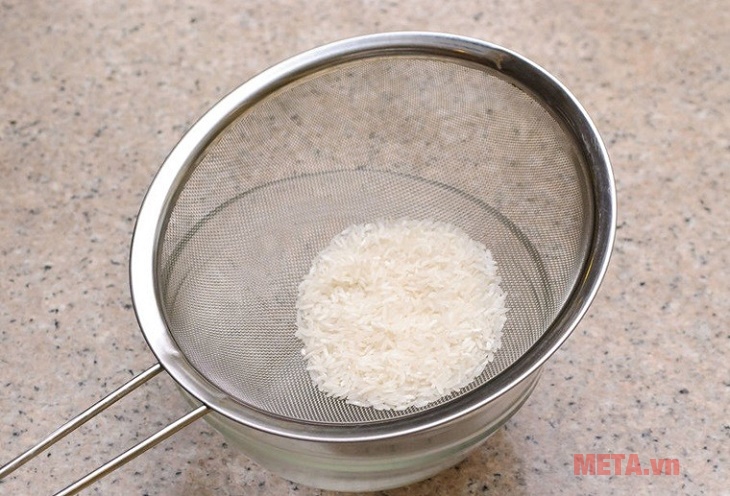 Vo gạo trước khi nấu cháo Vo gạo trước khi nấu cháo