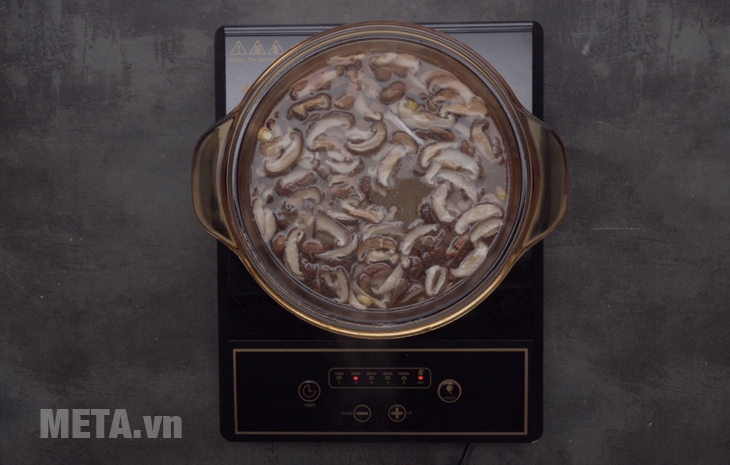 Cho nấm, gà vào nước dùng Cho nấm, gà vào nước dùng
