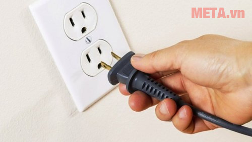 Cách vệ sinh cây nước nóng lạnh an toàn, hiệu quả Rút điện