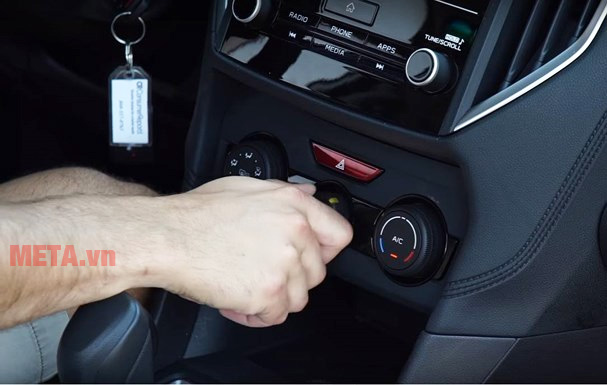 Dùng máy rửa xe cao áp cho ô tô đúng cách không "giết chết" động cơ Tắt máy xe