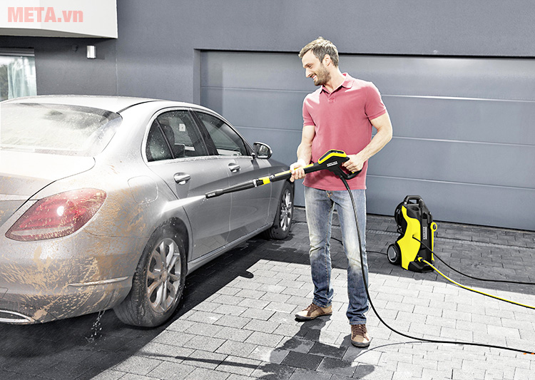 Dùng máy rửa xe cao áp cho ô tô đúng cách không "giết chết" động cơ Xịt vuông góc