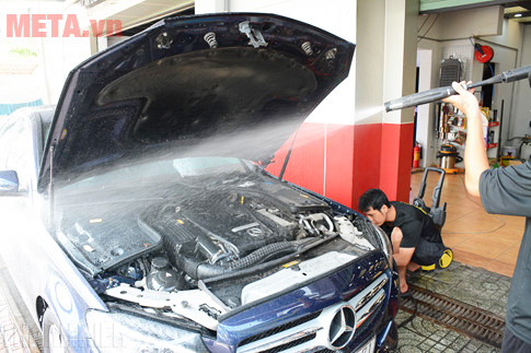 Dùng máy rửa xe cao áp cho ô tô đúng cách không "giết chết" động cơ Không xịt trực tiếp động cơ