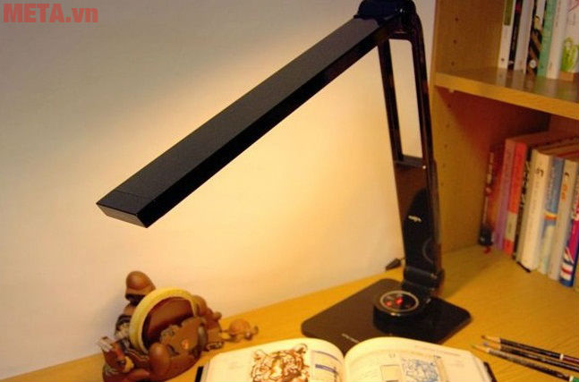 Sử dụng đèn học đúng cách cũng giảm thiểu cận thị cho học sinh tiểu học. Sử dụng đèn học đúng cách cũng giảm thiểu cận thị cho học sinh tiểu học.