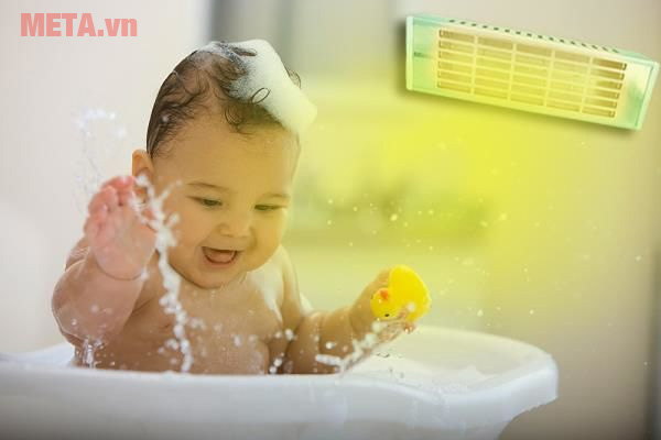 Nhấn vào ảnh để phóng to Tắm cho bé trong phòng ấm hoặc chạy máy tạo độ ẩm trong phòng của bé cũng là cách lọc không khí và phòng tránh các bệnh cho bé.