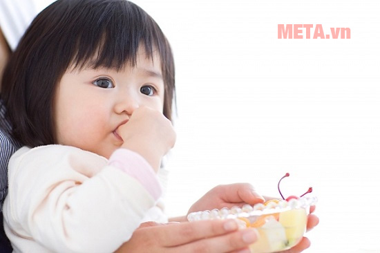 Nên cho bé ăn dặm lúc mấy tháng tuổi? Ăn dặm có lợi ích gì? Dấu hiệu