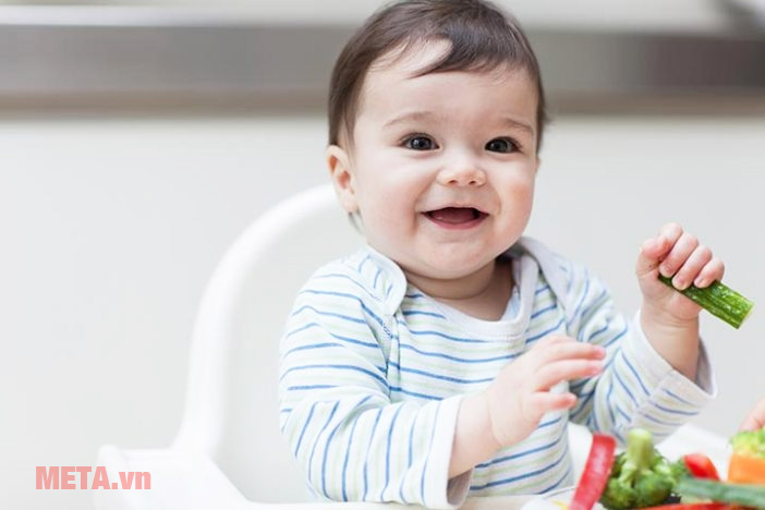 Nên cho bé ăn dặm lúc mấy tháng tuổi? Ăn dặm có lợi ích gì? Bé hợp tác hơn