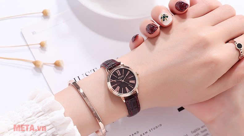 Cổ tay Nên chọn đồng hồ dây da hay dây kim loại?