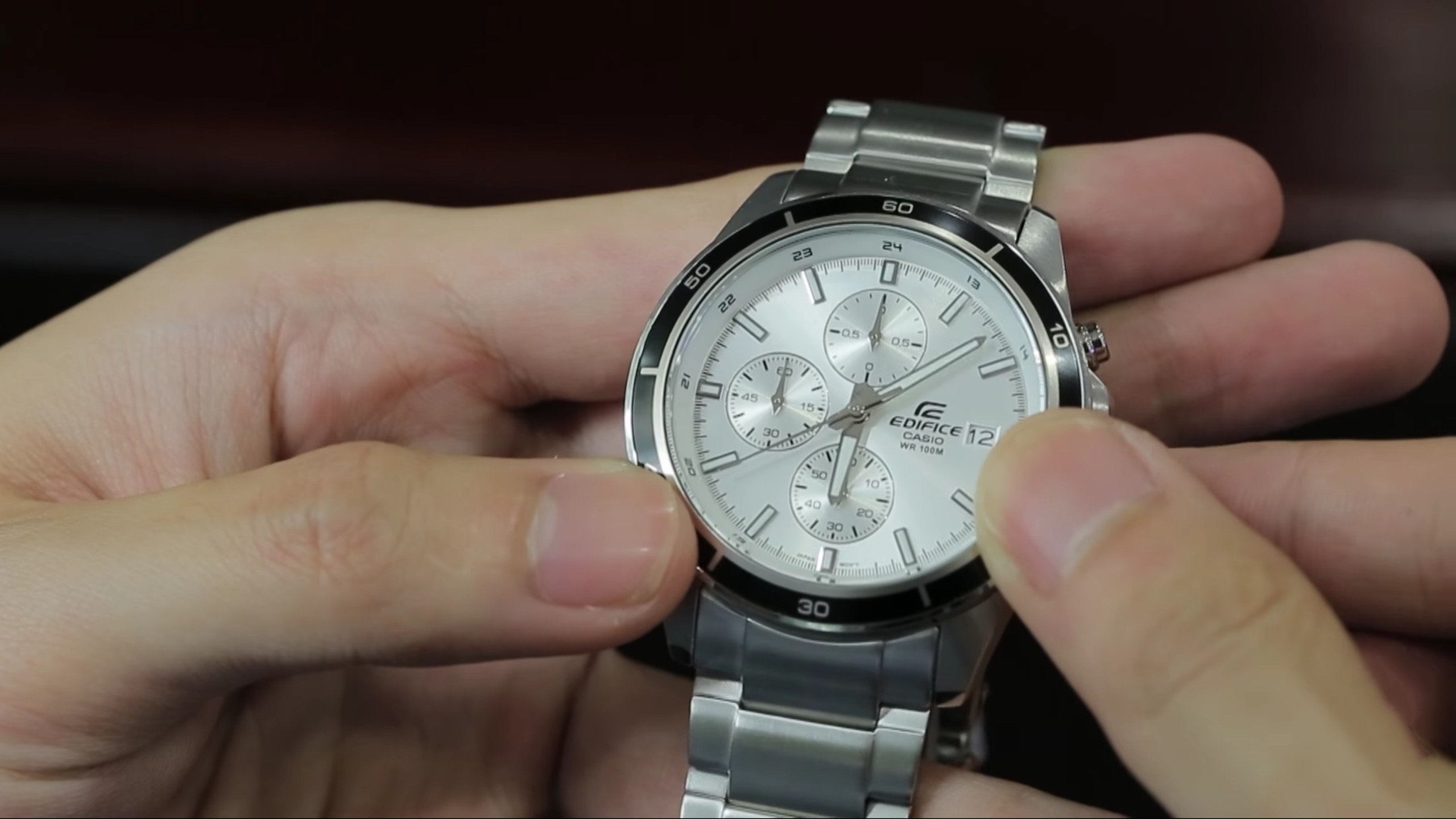 Vệ sinh để đồng hồ Casio Edifice luôn sáng bóng Vệ sinh để đồng hồ Casio Edifice luôn sáng bóng