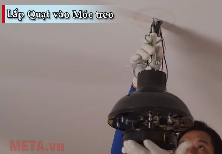 Lắp quạt trần vào móc treo Lắp quạt trần vào móc treo