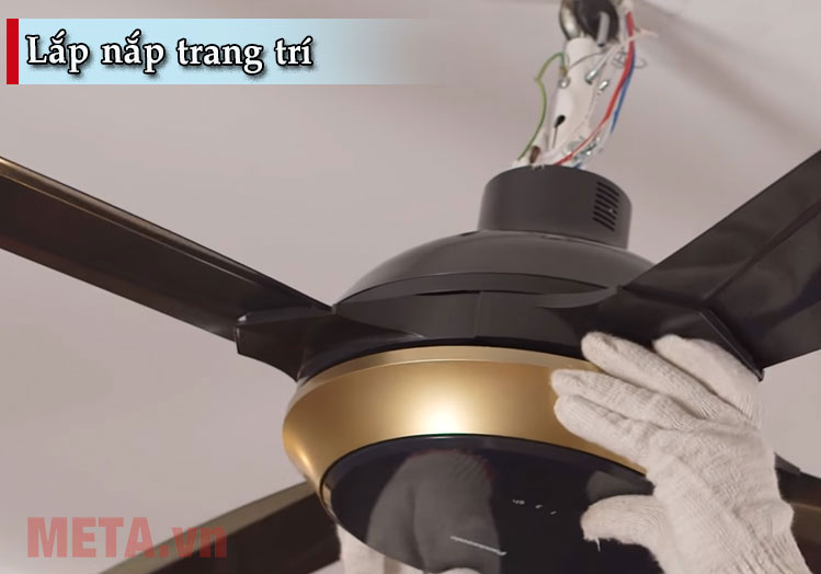 Lắp nắp trang trí vào động cơ quạt trần Lắp nắp trang trí vào động cơ quạt trần