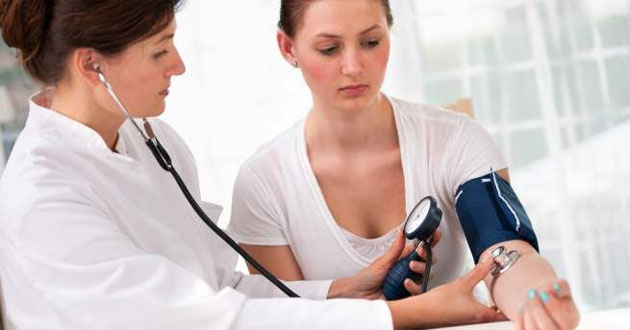 Đo huyết áp tay nào là đúng Đo huyết áp tay nào là đúng