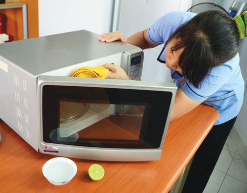 Dùng nước chanh để vệ sinh dễ dàng hơn lò vi ba Panasonic