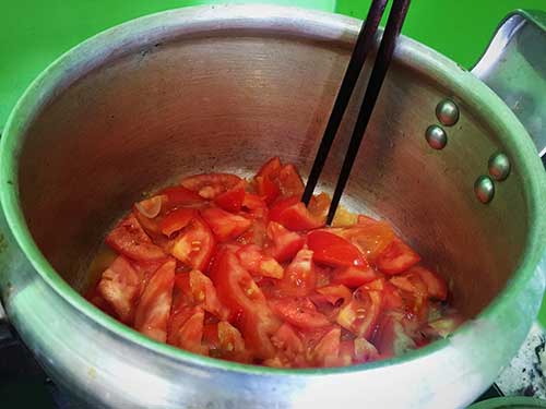 Kho cá nục với cà chua