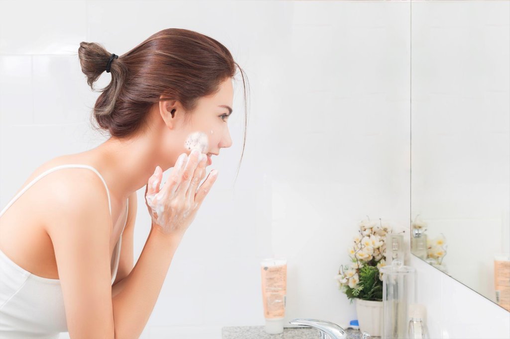 cách rửa mặt đúng cách cho da mụn