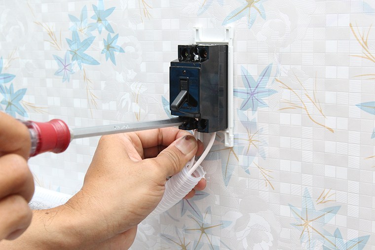 Hướng dẫn cách lắp aptomat chống giật cho bình nóng lạnh