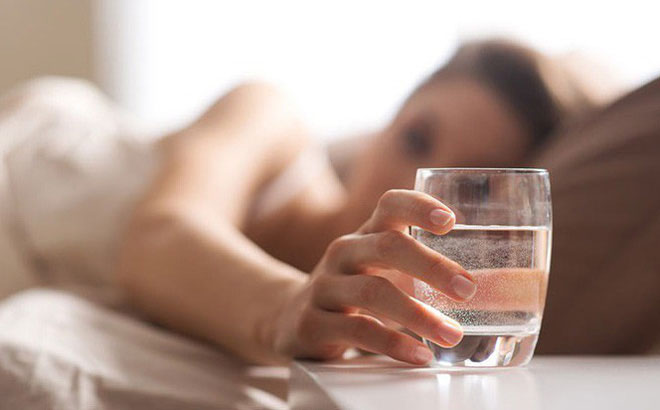 Uống nước ngay sau khi thức dậy