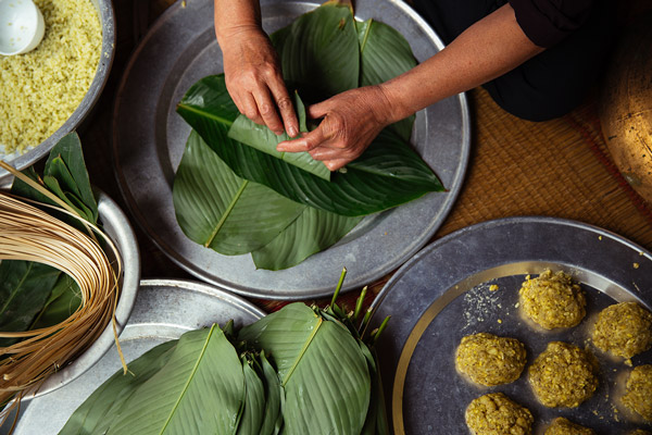 Làm bánh chưng ngày Tết