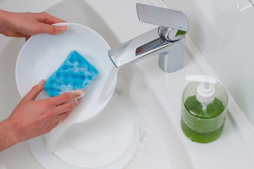 Rửa bát bằng tay truyền thống có thể tiềm ẩn hiểm họa từ hóa chất